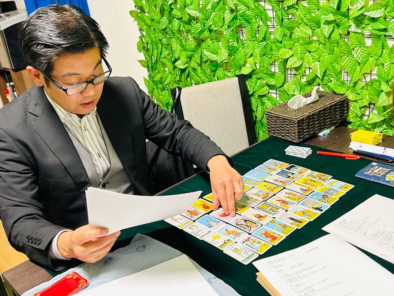 短期間で占い師の資格を手に入れて、本業にプラス副収入を得よう！